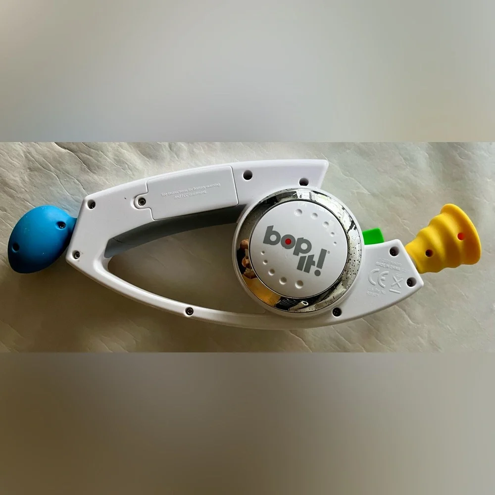 Hasbro Bop It 2008 Electronic Handheld Game White Blue Green Yellow Gaming